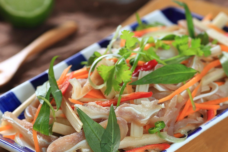 Cách làm gỏi tai heo ngó sen chua ngọt nhâm nhi cuối tuần