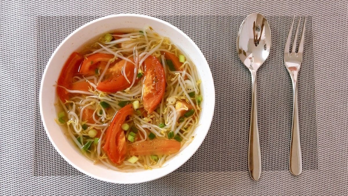 Cách nấu canh giá đỗ cà chua chay thanh đạm mát người dễ ăn