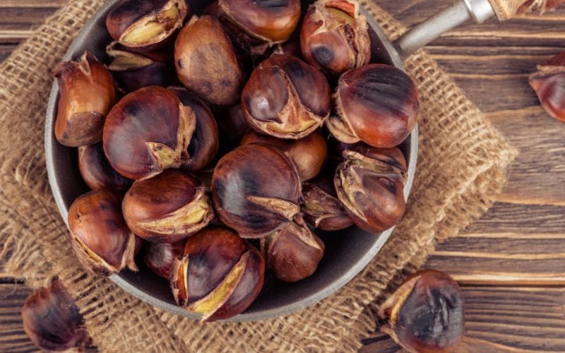 Hạt dẻ ngon có vỏ nâu sáng, nhiều lông tơ, nhân chắc, lắc không kêu