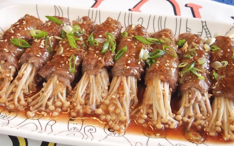 Nấm kim châm là nguyên liệu đa năng cho ẩm thực, từ món canh thanh đạm đến lẩu nướng hấp dẫn