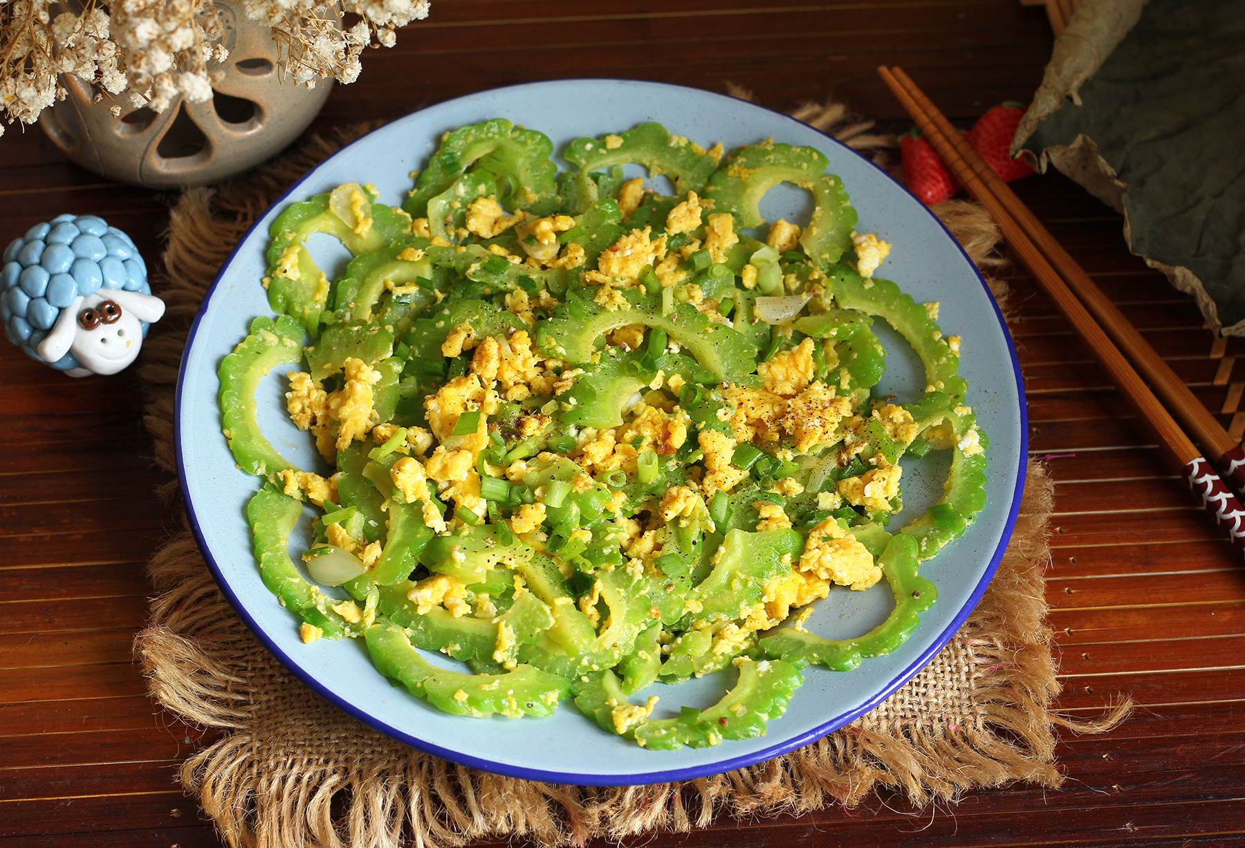 Mướp đắng xào trứng