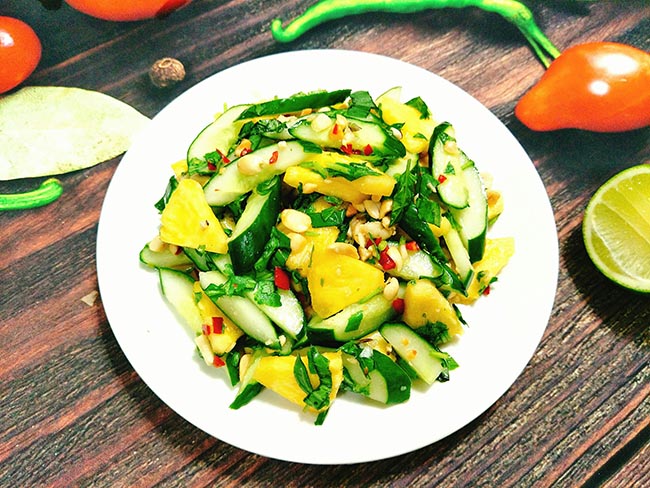 Trời nóng chẳng thiết ăn uống gì, chỉ cần một phần nộm dứa mát lạnh là mãn  nguyện rồi