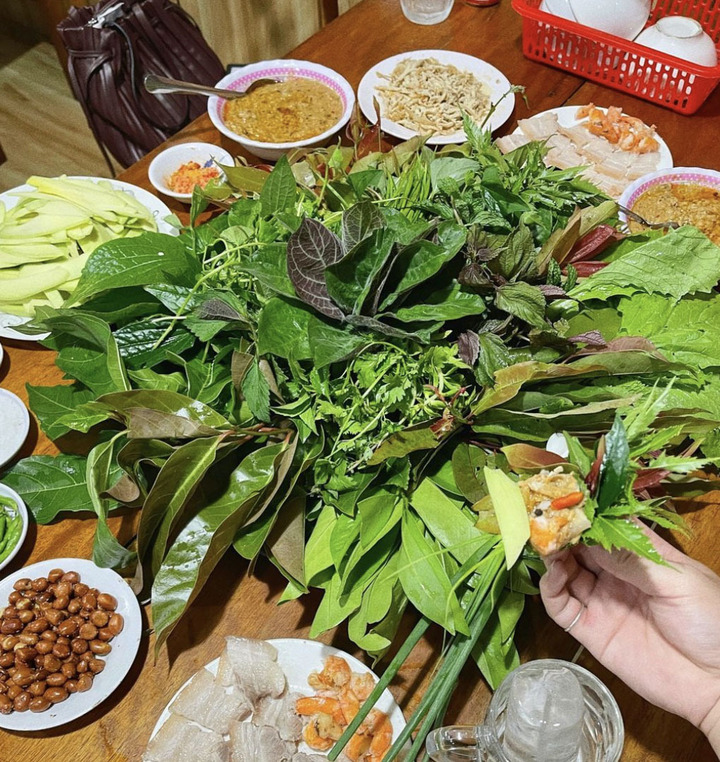 Độc đáo đặc sản gỏi lá Kon Tum, chỉ cần thử một cuốn là không muốn dừng