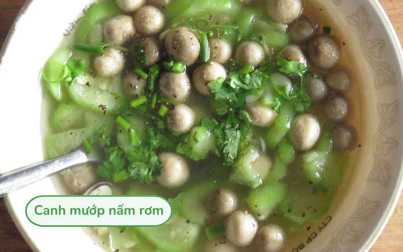 Canh mướp nấm rơm với mướp xanh mềm, nấm rơm tròn và nước canh trong ngọt tự nhiên
