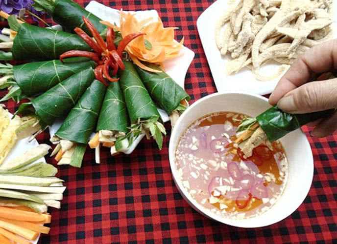 Làm nem tai cuốn lá sung thơm ngon, bùi bùi chua cay