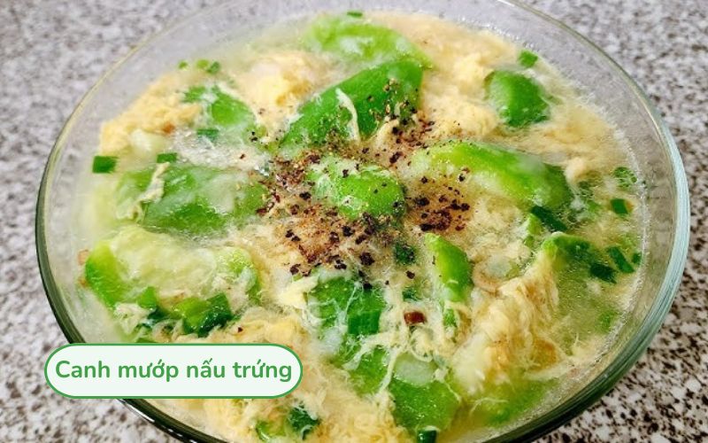 Canh mướp nấu trứng với mướp mềm, trứng tan đều tạo vân đẹp trong nước canh thanh mát